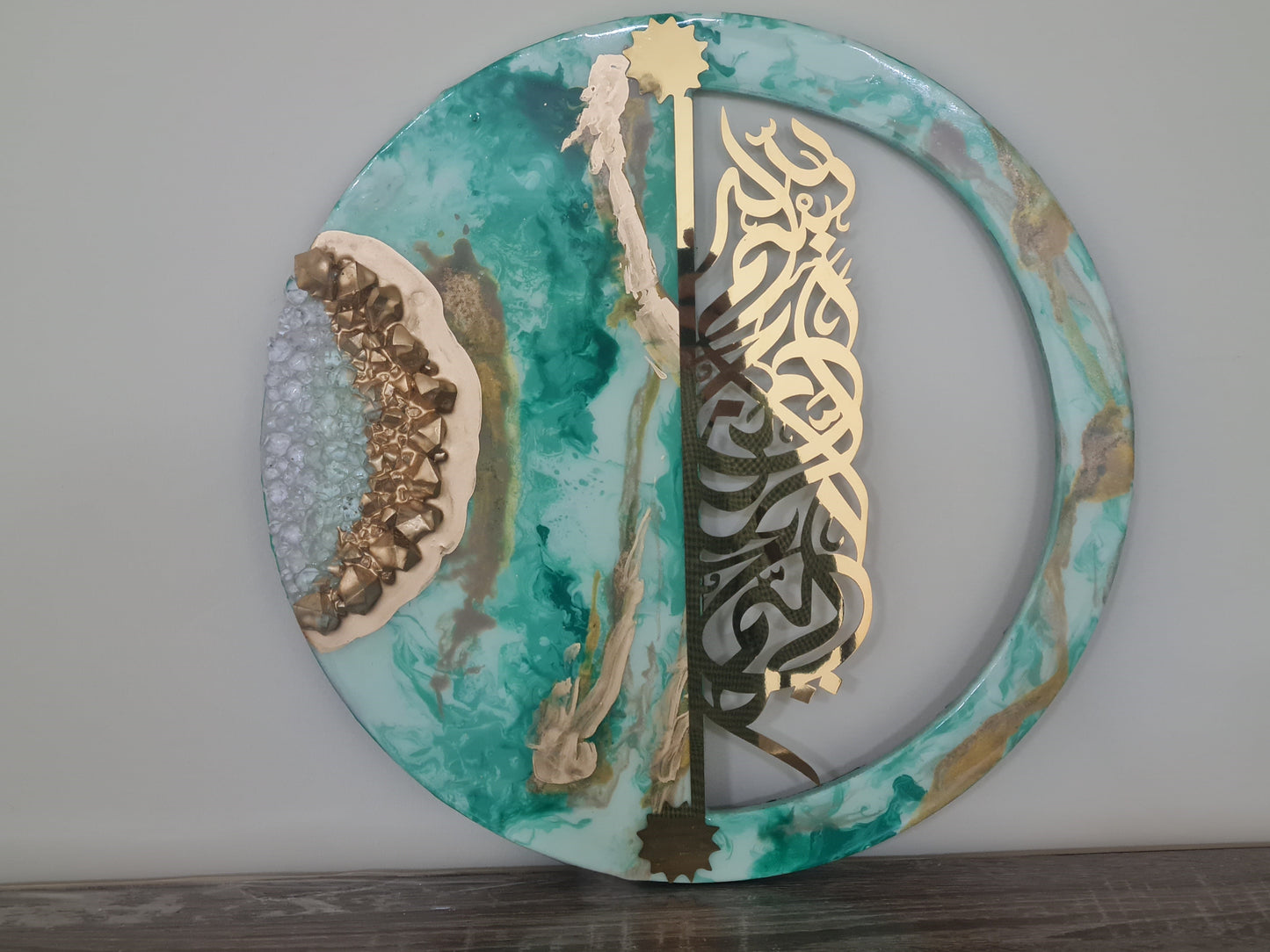 قطعة فنية إسلامية مصنوعة يدويًا من الراتنج 
