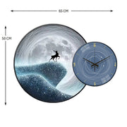 ساعة حائط مع رسم دائري للقمر