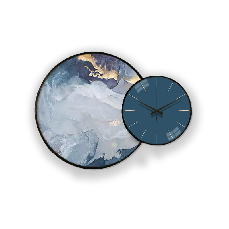 ساعة حائط مع لوحة تجريدية دائرية