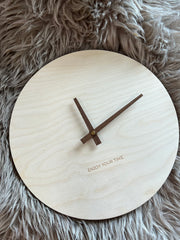 ساعة حائط بسيطة من الخشب الصلب من زينيث