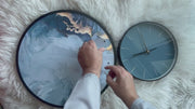 ساعة حائط مع رسم دائري للقمر