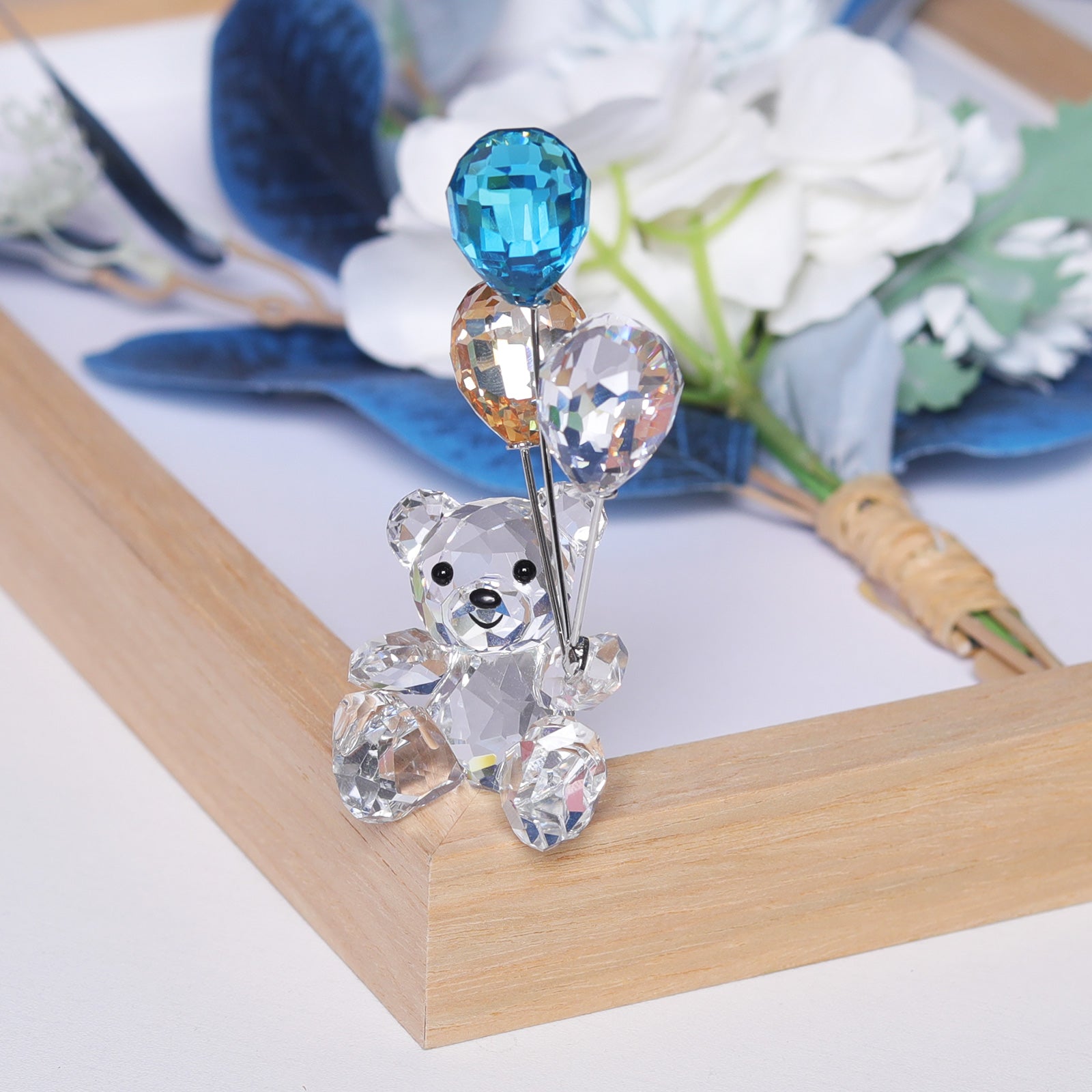 Adorable Crystal Companion: Bear Figure - Home Decor Crystal Sleek Contemporary Sophisticated Unique Elegant Decorative Trendy stylish Chic Minimalist Artistic Luxury Designer tabletop table decor